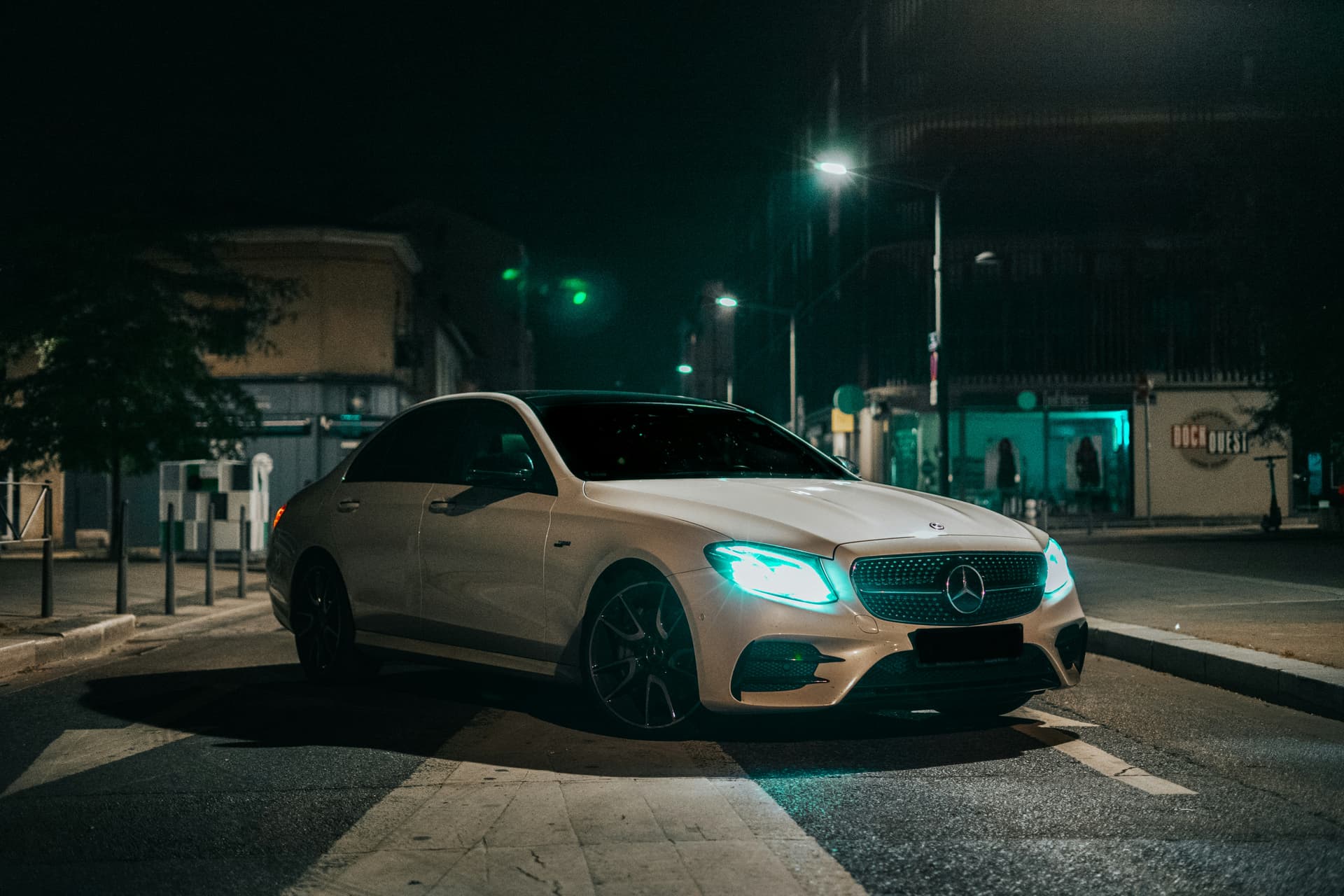 Executive Mercedes E Class - Book 1-3 passenger taxi from CABS WALTON Walton On Thames Executive Mercedes E Class taxi vehicle - CABS WALTON Walton On Thames airport transfer fleet - 1-3 passengers 2 Large Bags